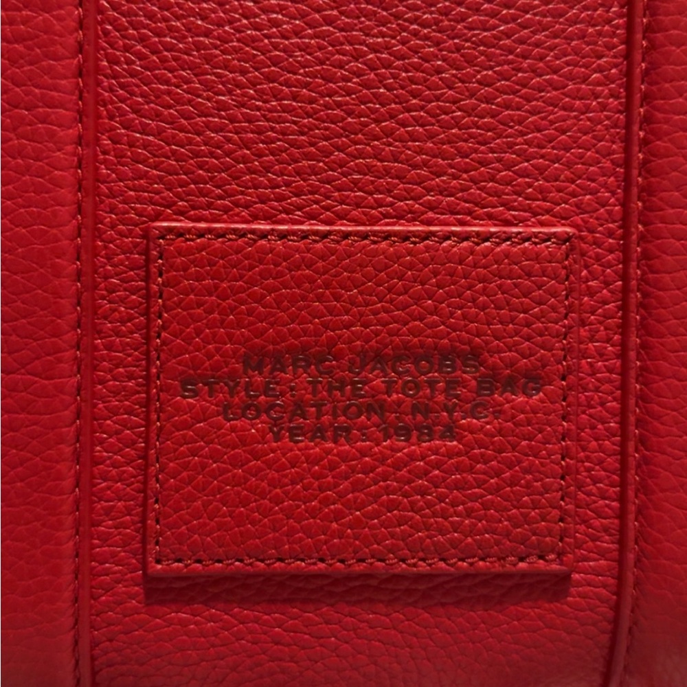 SOLD‼️ Marc Jacobs The Tote Bag 🚨🔴...$395 Retail - Picture 11 of 11